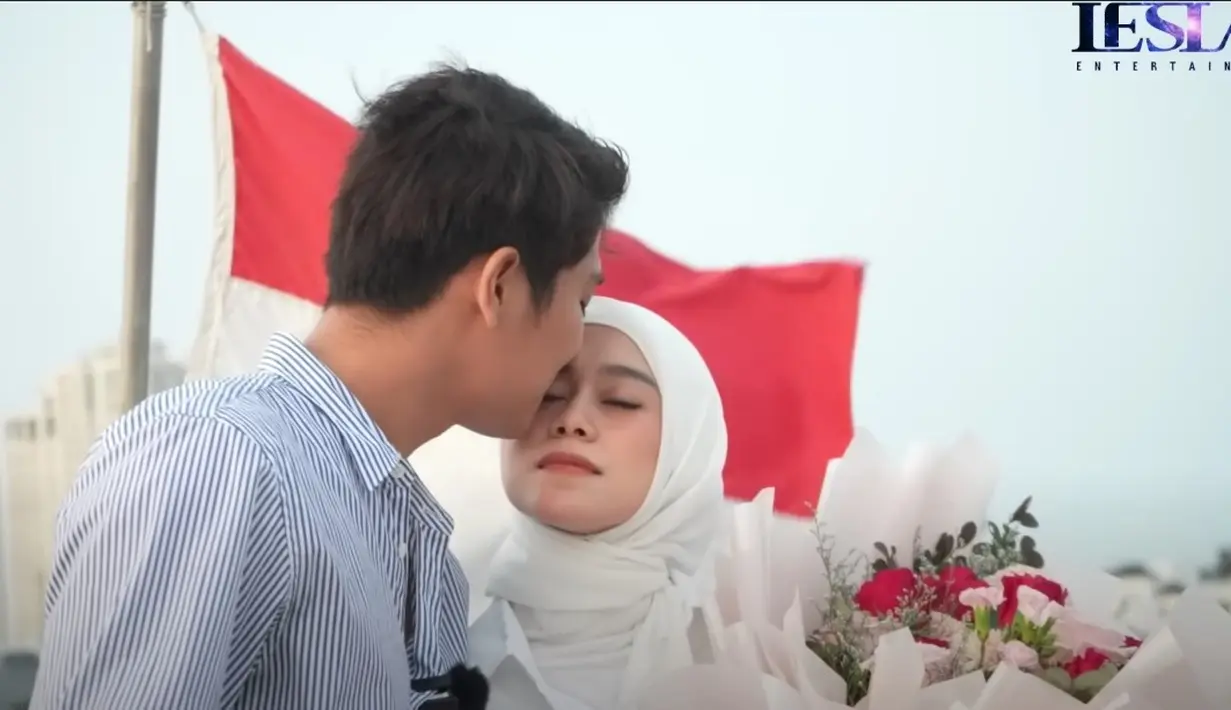 Tak lupa kecupan dari Rizky Billar mendarat di kening Lesti Kejora. Raut bahagia Lesti setelah mendapat kapal baru dari suaminya pun semakin terlihat. (Foto: Youtube/Leslar Entertainment)