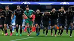 Para pemain Juventus merayakan kemanangan usai pertandingan melawan Manchester City pada laga penyisihan grup D Liga Champions di Etihad Stadium, Rabu (16/9/2015). Juventus mengalahkan Manchester City dengan skor 2-1. (Reuters/Phil Noble)