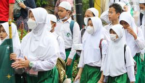 Murid sekolah melakukan pawai mengelilingi Kawasan Pejambon dan Gambir di Jakarta, Sabtu (8/10/2022). Pawai tersebut diikuti ratusan peserta dari Madrasah Ibtidaiyah (MI), Madrasah Tsanawiyah Negeri (MTsN), Madrasah Aliyah dan perwakilan Majelis Taklim Istiqlal dalam rangka memperingati Maulid Nabi Muhammad SAW. (Liputan6.com/Herman Zakharia)