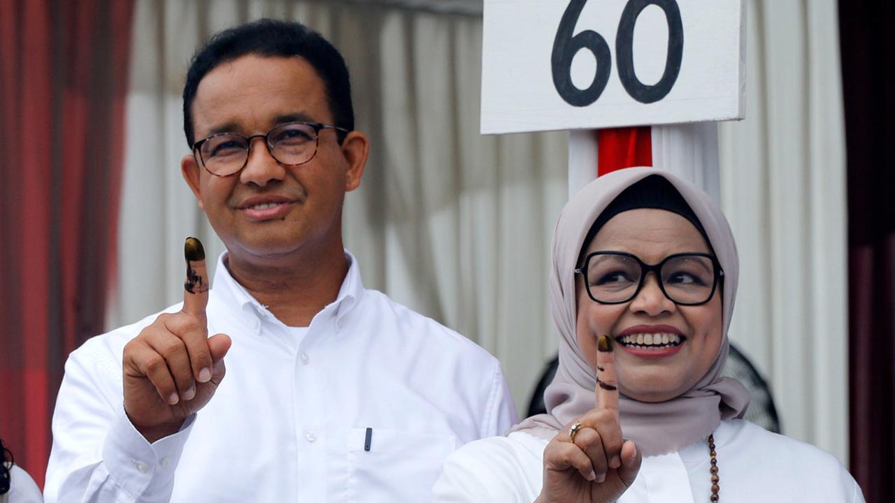 "Semoga proses ini berjalan lancar sebagaimana tadi di TPS kami TPS 60 Kelurahan Cilandak Barat, Cilandak Jakarta Selatan. Semoga berjalan lancar, dan pesan kami bagi semua, saatnya perubahan,"