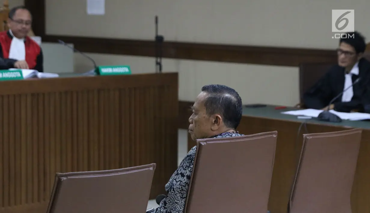 Mantan anggota Komisi XI DPR RI dari Fraksi Partai Demokrat, Amin Santono saat menjalani sidang perdana di Pengadilan Tipikor, Jakarta, Kamis (20/9). Sidang beragendakan pembacaan dakwaan dari JPU KPK. (Liputan6.com/Helmi Fithriansyah)