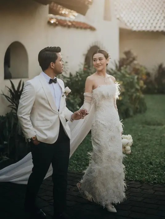 Tak tanggung-tanggung, Aaliyah Massaid kenakan dua gaun putih bergaya klasik [@thariqhalilintar]