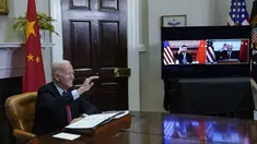 Presiden Joe Biden melambai saat bertemu secara virtual dengan Presiden China Xi Jinping dari Ruang Roosevelt Gedung Putih di Washington, Senin (15/22/2021). Pertemuan dimaksudkan untuk menurunkan ketegangan antara AS dan China selaku dua negara adidaya dunia saat ini. (AP Photo/Susan Walsh)