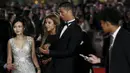 Didampingi wanita-wanita cantik, pesepak bola Cristiano Ronaldo berjalan di karpet merah saat menghadiri pemutaran perdana fil dokumenter "Ronaldo" di Leicester Square, Inggris, Senin (9/11/2015). (Reuters/Stefan Wermuth)