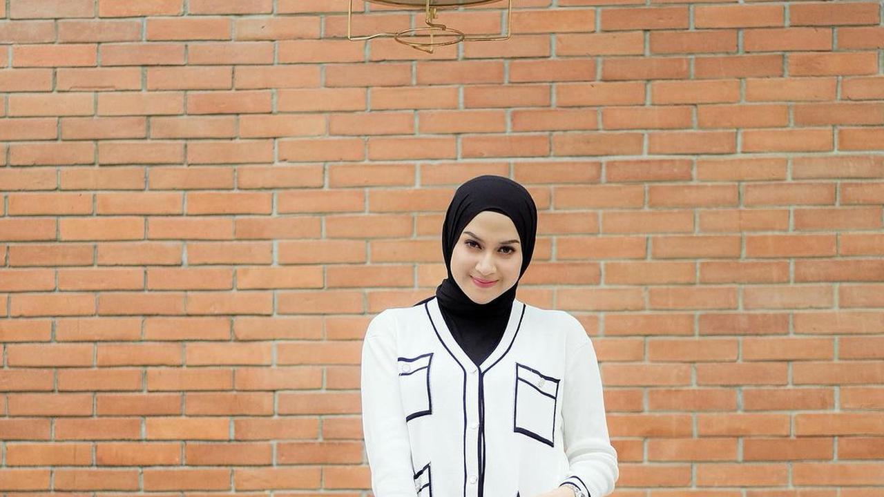 10 Ide OOTD Hijab dengan Celana Putih dari Citra Kirana hingga Cut Syifa