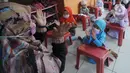 Anak-anak melakukan kegiatan belajar mengajar di teras rumah warga di Depok, Jawa Barat, Senin (16/8/2021). Beragam kegiatan seperti mengaji, menggambar, belajar mewarnai dan lain-lain di masa pandemi dengan menerapkan prokes  ini dalam rangka mengisi waktu luang anak-anak. (merdeka.com/Arie Basuki)