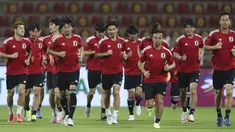 Para pemain Jepang melakukan pemanasan selama berlatih di Muscat, Oman, Senin (15/11/2021). Jepang akan bertanding melawan tuan rumah Oman pada Kualifikasi Piala Dunia 2022 zona Asia di Stadion Qaboos Sports Complex. (AP Photo/Kamran Jebreili)