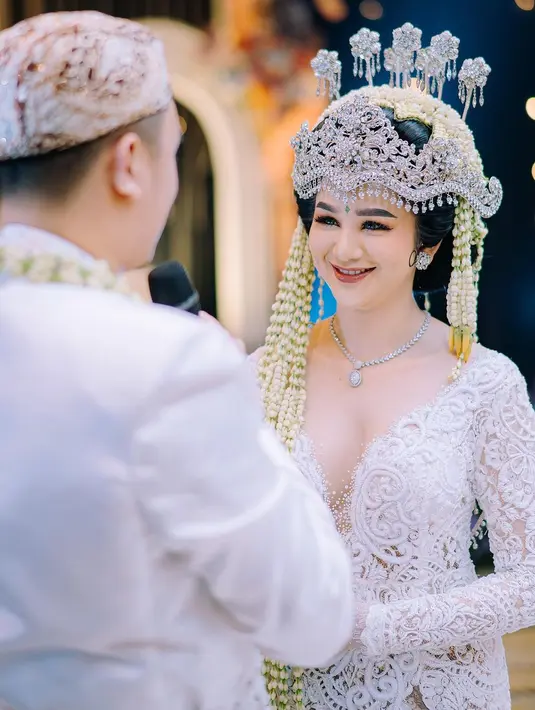 <p>Melalui beberapa potret yang beredar di media sosial, pernikahan Hana dan Randy di gelar dengan mengusung adat Sunda. [Instagram/azter.art]</p>