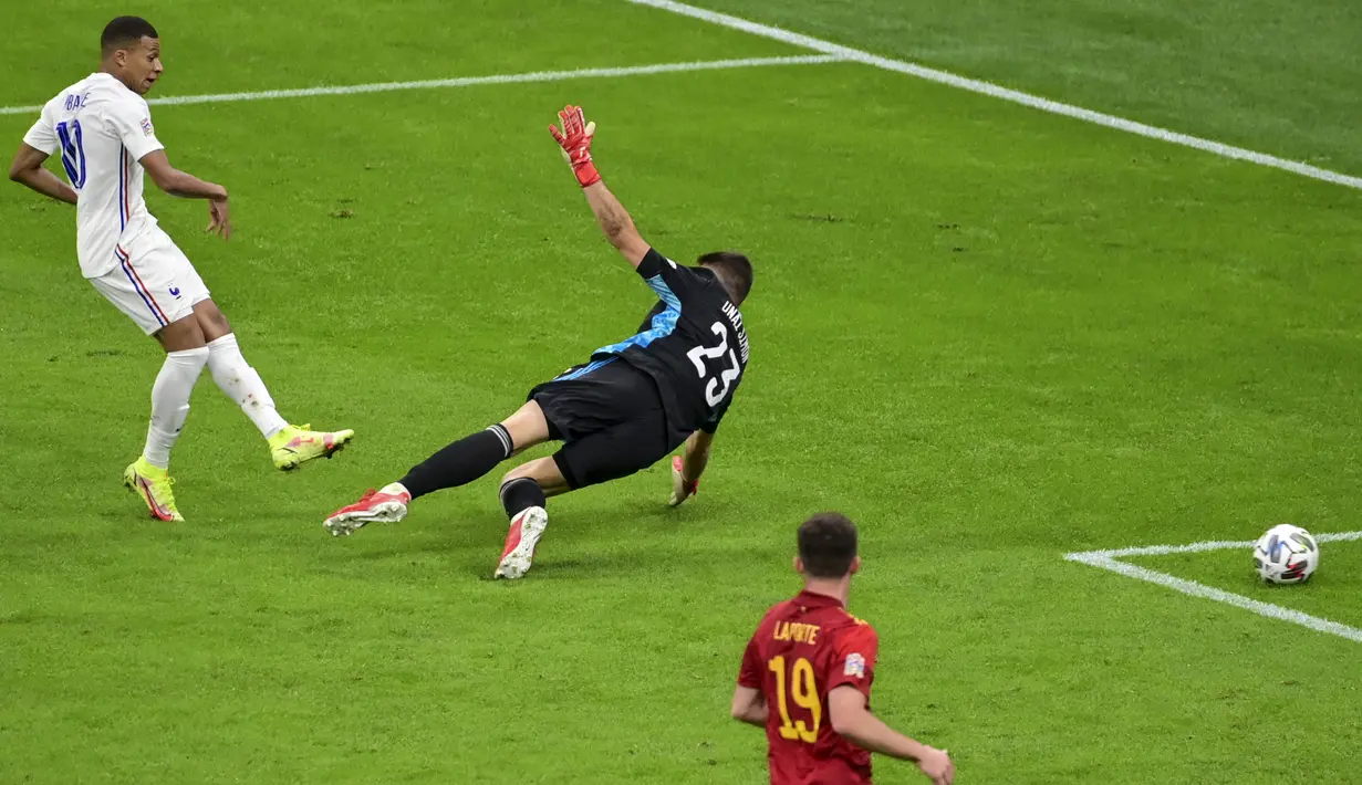 Penyerang Prancis, Kylian Mbappe menendang bola melewati kiper Spanyol Unai Simon pada laga final UEFA Nations League 2021 di San Siro, Milan, Senin (11/10/2021) dini hari WIB. Prancis keluar sebagai juara UEFA Nations League 2021 setelah menumbangkan Spanyol 2-1. (Miguel Medina/Pool Photo via AP)