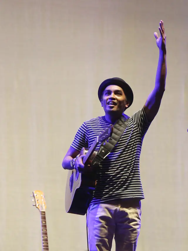[Fimela] Potret Glenn Fredly saat beraksi di panggung