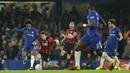 Pemain Chelsea, Willian (kiri) berebut bola dengan pemain Bournemouth, Harry Arter pada laga perempatfinal Piala Liga Inggris di Stamford Bridge stadium, London, (20/12/2017). Chelsea menang 2-1. (AP/Alastair Grant)