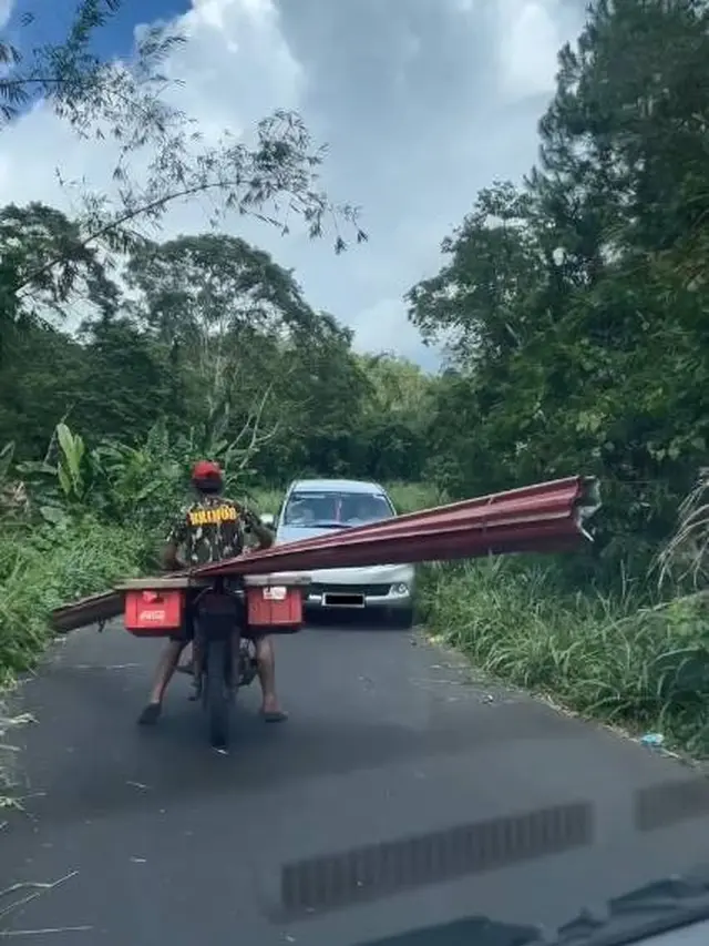 Bawa Seng dengan Sepeda Motor, Aksi Pria Ini Malah Bikin Celaka
