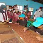 Bupati Banyuwangi Ipuk Fiestiandani (Tengah) melihat langsung proses pemilihan biji coklat terbaik di Perkebunan PT Perkebunan Nusantara (PTPN) XII Kendeng Lembu, Glenmore (Istimewa)