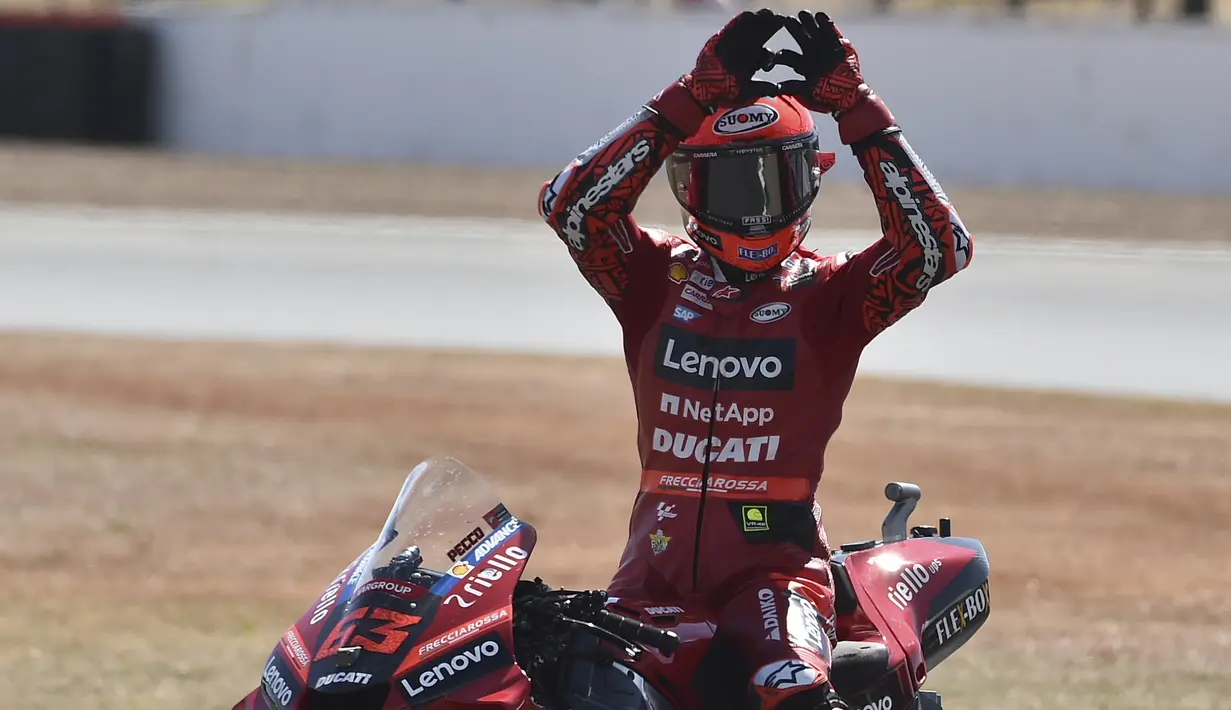 Kemenangan di MotoGP Inggris 2022 ini merupakan gelar keempatnya di musim balap 2022 dan menjadi gelar back to back setelah di seri sebelumnya juga menjadi kampiun saat balapan digelar di Sirkuit Assen dalam MotoGP Belanda 2022. (AP/Rui Vieira)