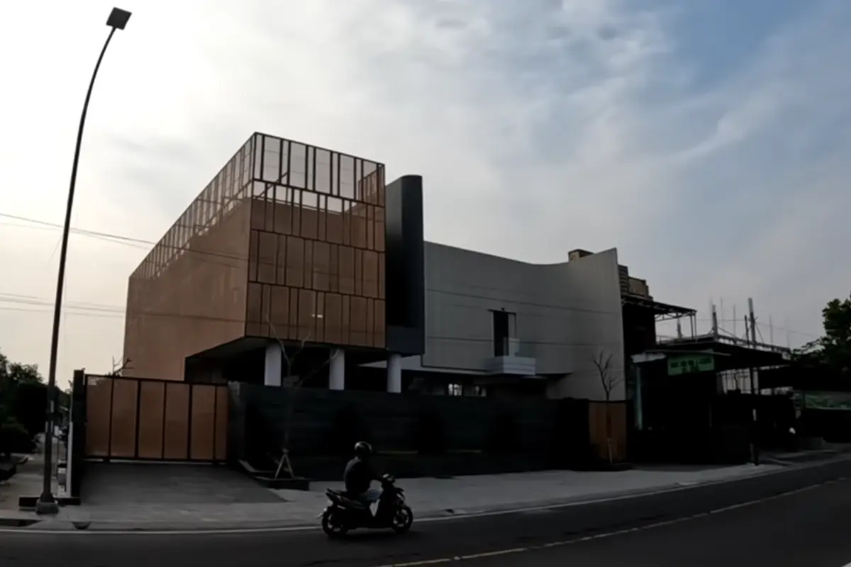 Potret Tampilan Depan Rumah Denny Caknan
