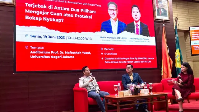 Diskusi Smart Talks bertema “Terjebak di Antara Dua Pilihan: Mengejar Cuan atau Proteksi Bokap Nyokap?.”