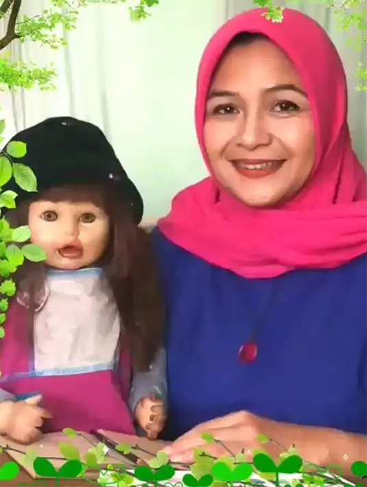 <p>Ria Enes dan Boneka Susan (dok. Instagram/ria_nsuzan)</p>