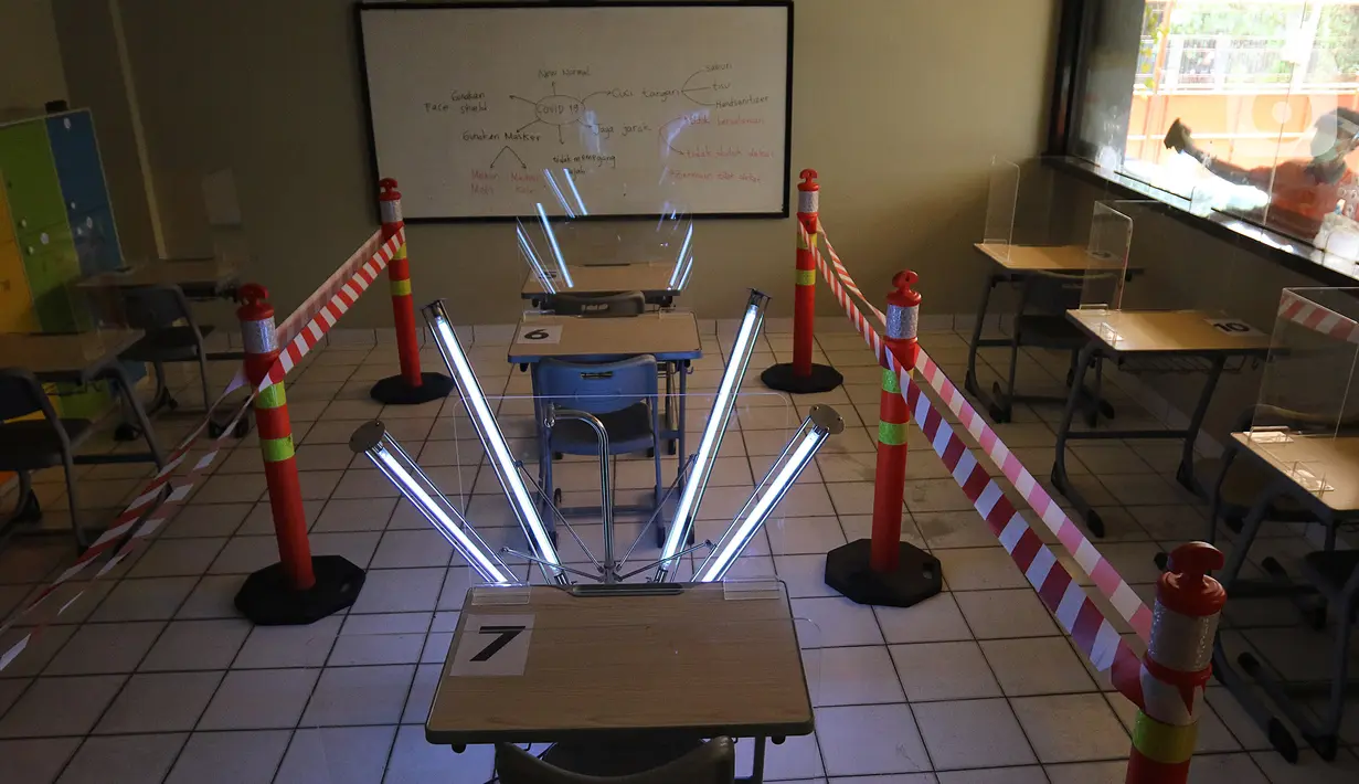 Penggunaan ultraviolet di Sekolah Nasional Satu (Nassa School), Bekasi, Rabu (24/6/2020). Menuju kenormalan baru, Nassa School memberlakukan protokol kesehatan COVID-19 dengan membatasi jumlah siswa serta penggunaan teknologi ultraviolet untuk membersihkan kelas. (Liputan6.com/Herman Zakharia)