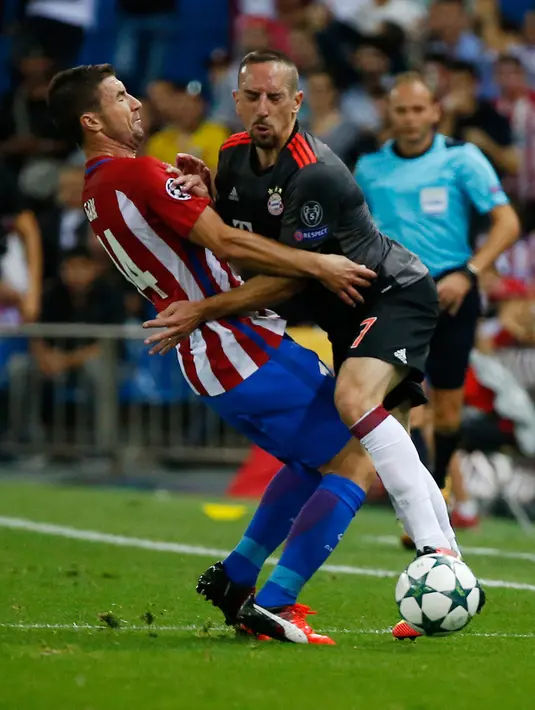 Gelandang Bayern Munich, Franck Ribery (kanan) berusaha melewati gelandang Atletico Madrid, Gabi pada pertandingan Liga Champions Grup D di Madrid, Spanyol, (29/9). Atletico Madrid menang atas Bayern Munchen 1-0. (Reuters/Sergio Perez)