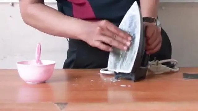 Bukan Dioles Odol, Begini Trik Bersihkan Setrika Gosong dan Berkerak Pakai 1 Bahan Dapur