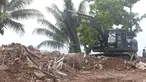 Alat berat melakukan evakuasi bangunan yang hancur akibat terjangan tsunami Selat Sunda di Carita, Banten, Selasa (25/12). Akibat tsunami yang melanda kawasan tersebut menyebakan ratusan rumah dan mobil rusak. (Liputan6.com/Angga Yuniar)