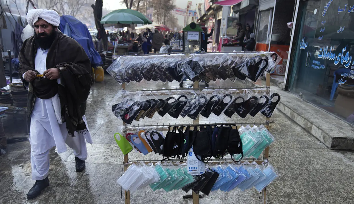Masker untuk membantu mencegah penyebaran virus corona dijual di sebuah pasar, di Kabul, 7 Februari 2022. Lima dari 38 rumah sakit perawatan COVID yang pernah beroperasi di Afghanistan terpaksa ditutup karena kekurangan dokter, obat-obatan dan bahkan pemanas. (AP Photo/Hussein Malla)