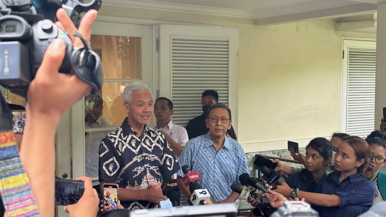 Calon presiden (capres) Ganjar Pranowo menemui Wakil Presiden (Wapres) RI ke-11 Boediono