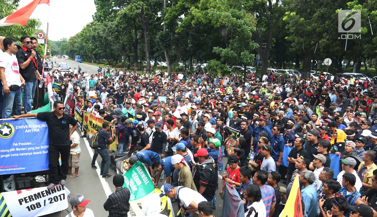 Perwakilan dari driver taksi online melakukan orasi saat menggelar aksi unjuk rasa di depan Kantor Kementrian Perhubungan, Jakarta Pusat, Senin (29/1). (Liputan6.com/Angga Yuniar)
