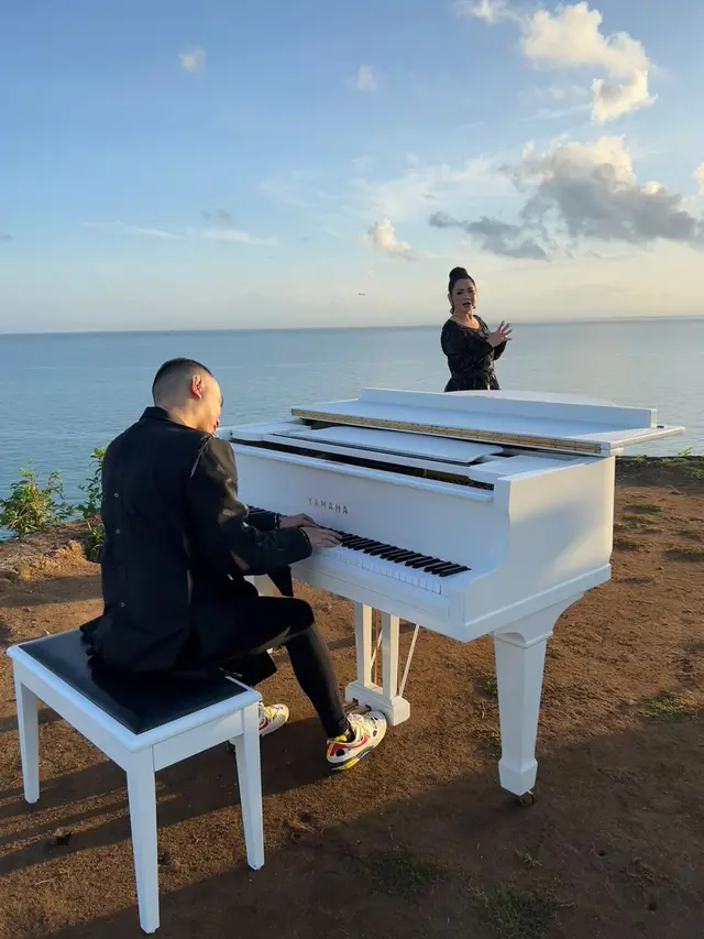 Vina Panduwinata merilis single yang diberi judul Selalu Cinta