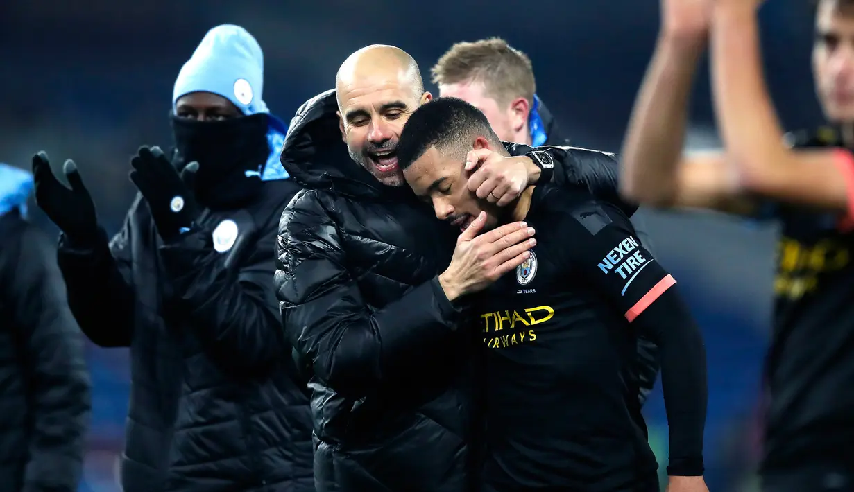 Manajer Manchester City Pep Guardiola (kiri) memeluk Gabriel Jesus usai pertandingan menghadapi Burnley pada Liga Inggris di Turf Moor, Burnley, Inggris, Selasa (3/12/2019). The Citizens mencukur Burnley 1-4, Gabriel Jesus mencetak dua gol. (Martin Rickett/PA via AP)