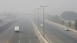 Kendaraan melaju di jalan raya saat kabut asap menyelimuti Lahore, Pakistan, Rabu (11/11/2020). Orang-orang di Lahore berisiko terkena penyakit pernapasan dan masalah terkait mata setelah kualitas udara memburuk ke tingkat yang berbahaya. (AP Photo/K.M. Chaudary)