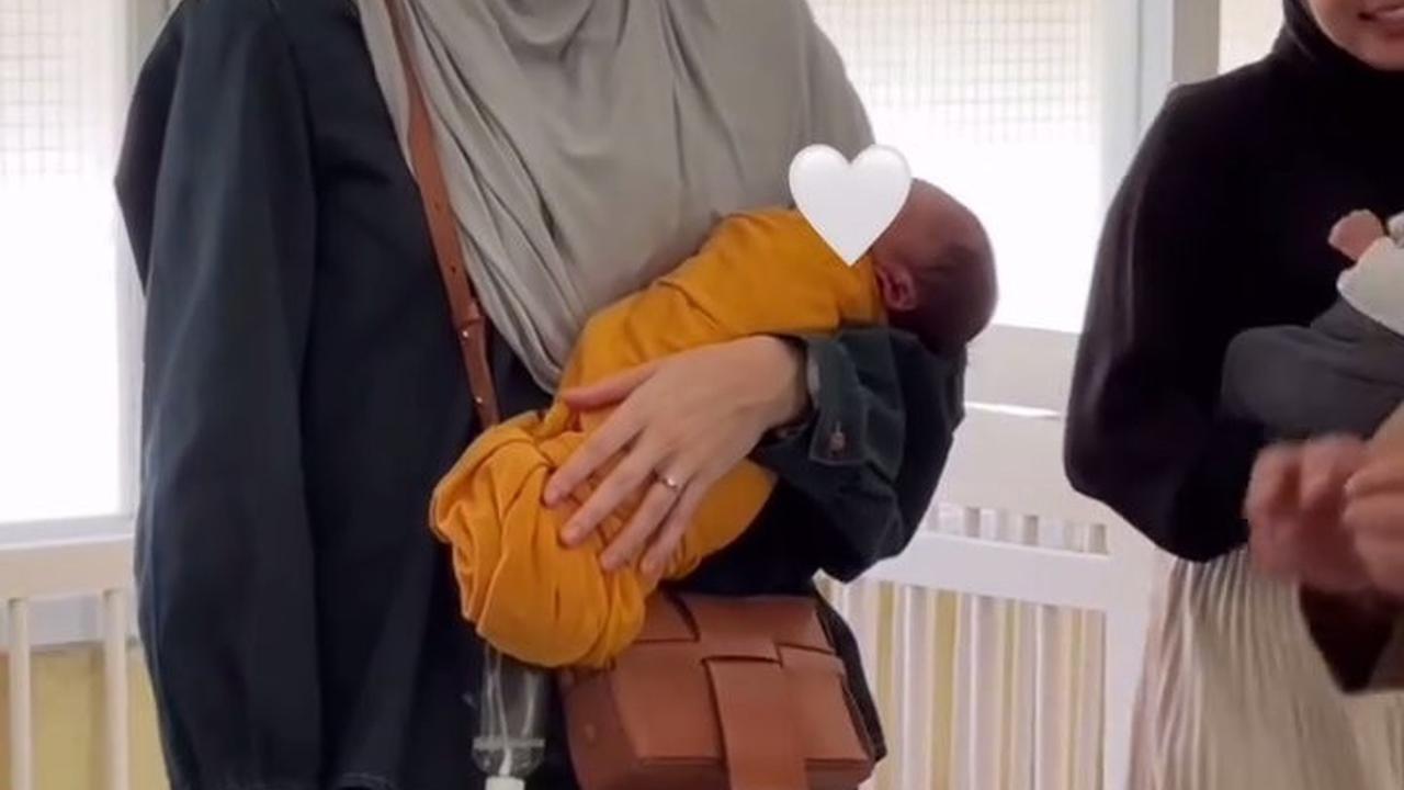 6 Potret Dimas Seto dan Dhini Aminarti Gendong Balita saat Kunjungi PSAB Bandung, Auranya Mengayomi Banget