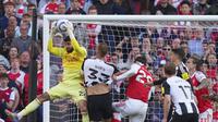 Aksi David Raya dalam laga Premier League antara Arsenal vs Newcastle, Minggu (18/5/2025). (AP Photo/Kirsty Wigglesworth)