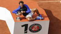Podium dengan logo 10 sebagai penghargaan atas banyaknya trofi yang diraih Rafael Nadal pada turnamen Prancis Terbuka di Roland Garros stadium, Paris, (11/6/2017). Total Nadal sudah meraih 10 gelar. (AP/Petr David Josek)