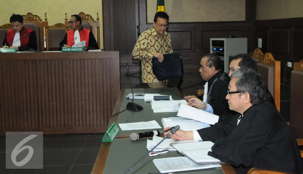 Irman Gusman saat menghadiri sidang untuk kasus gula impor di Pengadilan Tipikor Jakarta, Selasa (20/12). Irman didakwa menerima suap sebesar Rp 100 juta dari Direktur CV Semesta Berjaya Xaveriandy Sutanto dan Memi. (Liputan6.com/Helmi Afandi)