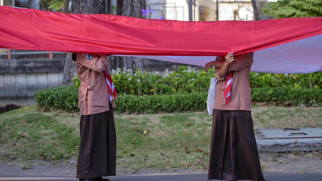 FOTO: Aksi Pelajar Surabaya Bentangkan Merah Putih Hampir 15 Kilometer