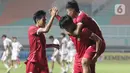 Pemain Timnas U-17 Indonesia, M Kafiatur Rizky (kiri) merayakan gol yang dicetak Arkhan Kaka Putra ke gawang timnas Uni Emirat Arab pada laga Kualifikasi Grup C Piala Asia U-17 2023 di Stadion Pakansari, Kab. Bogor, Jawa Barat, Rabu (5/10/2022). Laga kedua tim berlangsung sengit dan berakhir untuk keunggulan Timnas U-17 Indonesia dengan skor 3-2. (Liputan6.com/Helmi Fithriansyah)