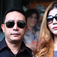 Foto Sonny Tulung dan Cindy di Mabes Polri (Nurwahyunan/bintang.com)