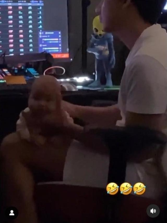 Potret Adipati Dolken Asuh Baby Nae Ini Bikin Senyum Tipis