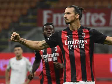 Zlatan Ibrahimovic memutuskan untuk pulang ke San Siro pada Januari 2020 dengan status bebas transfer. Ia diboyong untuk memperbaiki performa Rossoneri. Pada debut keduanya, ia berhasil membantu AC Milan finis di urutan keenam. Ibra menyumbang 10 gol dan 5 assist dalam 18 laga. (AFP/Miguel Medina)