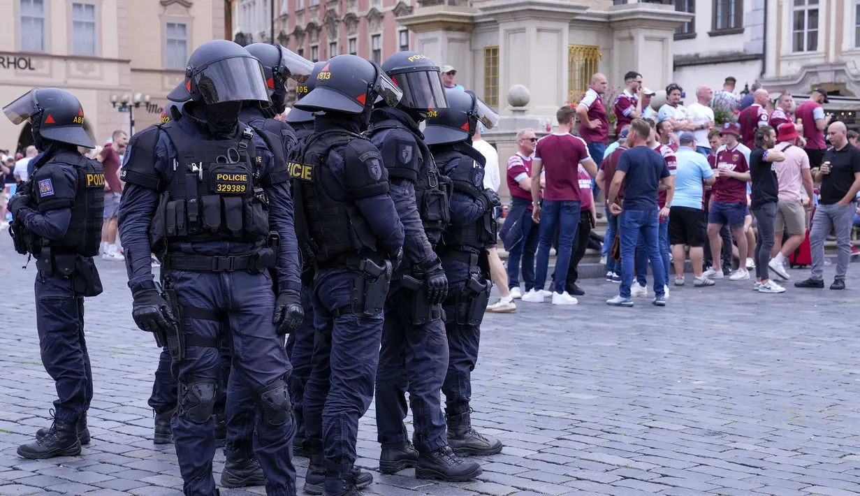 Sejumlah kepolisian setempat berjaga saat pendukung Fiorentina dan West Ham padati Old Town Square menjelang aga final UEFA Conference League 2022/2023 di Praha, Republik Ceska, Rabu (07/06/2023). (AP Photo/Darko Bandic)