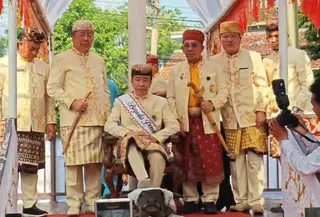 Presiden ke-7 RI Joko Widodo (Jokowi) menginjak kepala kerbau saat menerima gelar adat di Lampung. (Liputan6.com/Ardi Munthe).