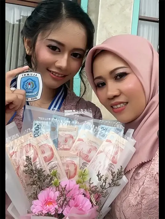 Banyak yang memuji paras cantik Tita Puspita. "Cantik banget anak sus riniii," tulis in.daa. "Suss, anak'y cantik banget.. Congrat ya ncus..," tulis wulandariumi19. [Instagram/riniperdiyanti]