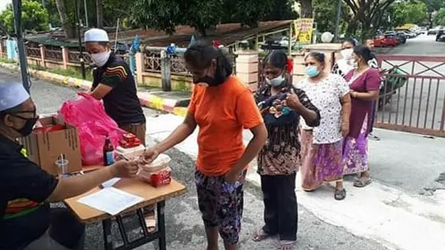 Akibat Lockdown, Masjid Ini Membagikan Sembako Gratis Kepada Masyarakat
