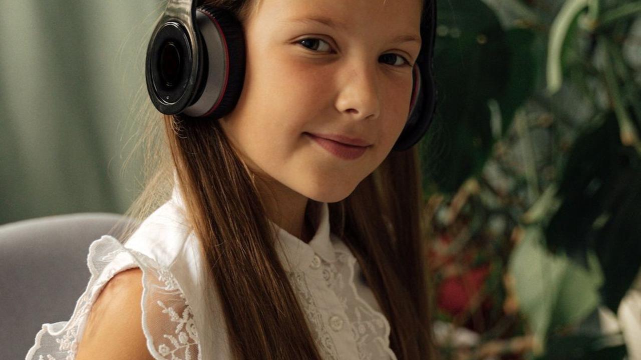 Anak pakai head phone