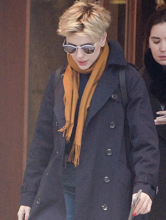 Hadir di acara pameran tersebut, keduanya tampak serasi. Scarlett yang mengenakan pakaian berwarna hitam dipadukan dengan riasan wajah natural yang membuatnya tampak canti, sedangkan Romain dengan setelan jas abu-abunya. (doc.dailymail.com)