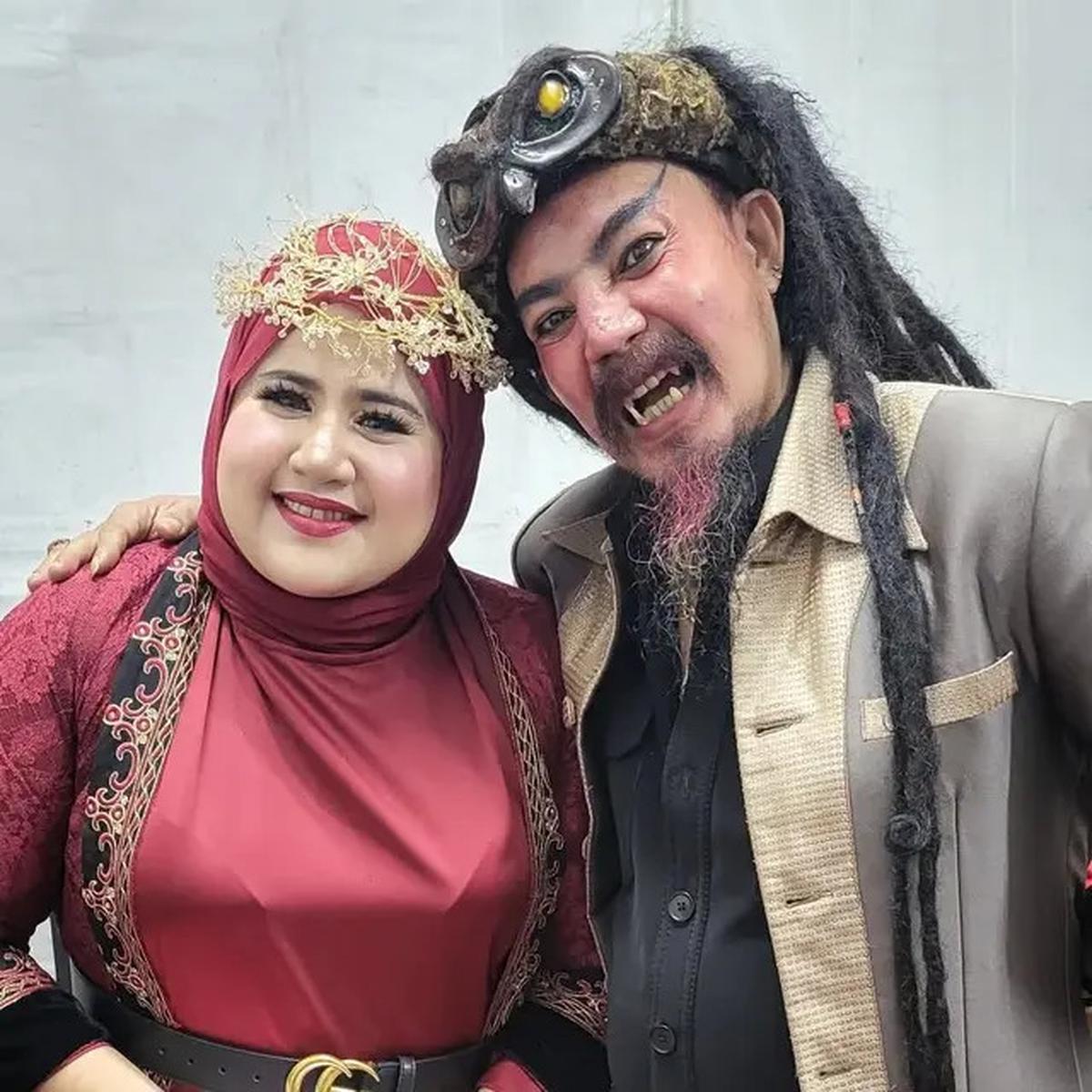 Intip Potret Limbad Pamer Gigi Taring yang Nyentrik, Ceritanya saat Umrah Viral