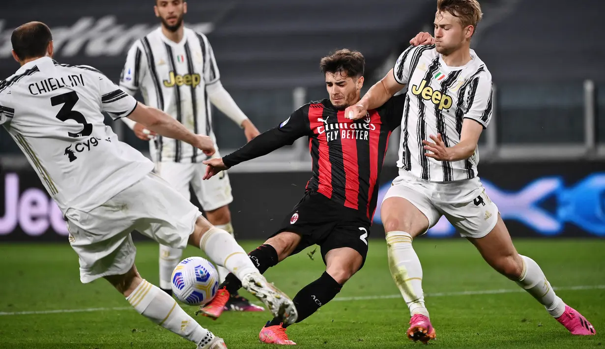 Brahim Diaz - Pemain bernomor punggung 10 itu kini menjadi pemain kunci Rossonerri setelah kepergian Hakan Calhanoglu ke Inter Milan. Sejauh ini Diaz telah mengoleksi 4 gol serta 2 assist dan sukses membawa AC Milan belum terkalahkan di ajang Serie A.  (AFP/Marco Bertorello)