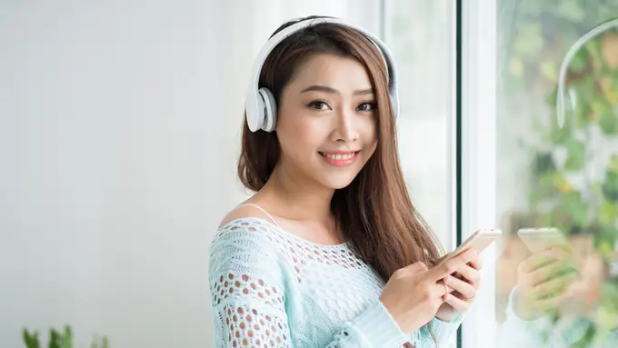 tersenyum santai baik kalem