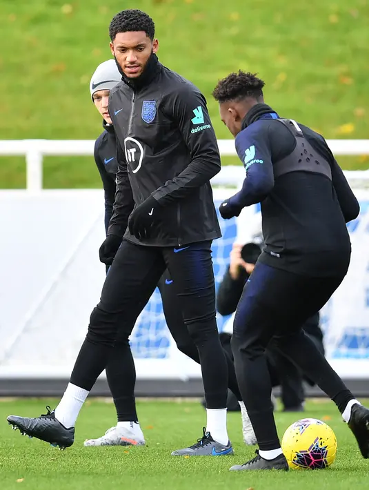Bek Inggris Joe Gomez (tengah) saat berlatih jelang menghadapi Montenegro pada babak kualifikasi Grup A Piala Eropa 2020 di St George's Park, Burton-on-Trent, Inggris, Selasa (12/11/2019). Inggris akan menjamu Montenegro di Stadion Wembley pada 15 November 2019. (Paul ELLIS/AFP)
